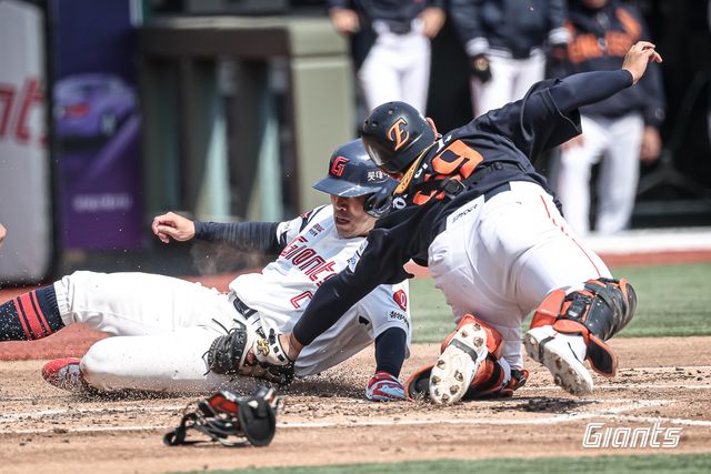 시범경기 우승이 보인다. 장단 16안타를 때린 롯데 자이언츠가 화력 싸움에서 한화 이글스를 압도하면서 2만에 가까운 관중이 운집한 사직구장 열기를 뜨겁게 달아 올렸다. 롯데는 21일 부산 사직야구장에서 2026 신한 SOL뱅크 KBO 시범경기 한화전을 치러 12-6으로 승리했다. 시범경기 6승2무1패를 기록한 롯데는 2위 두산 베어스(6승2패)와 경기 차를 벌리면서 시범경기 우승에 한 발짝 더 다가갔다. 이날 사직야구장에는 1만 8480명 관중이 입장했다. 롯데 자이언츠