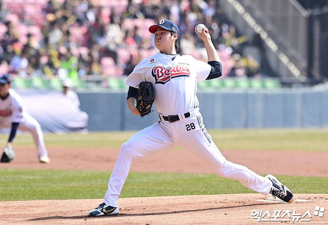 21일 오후 서울 송파구 잠실야구장에서 열린 '2026 신한 SOL Bank KBO리그 시범경기' KIA 타이거즈와 두산 베어스의 경기, 1회초 두산 선발투수 최승용이 역투하고 있다. 잠실, 박지영 기자