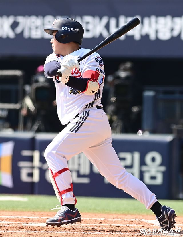 21일 오후 서울 송파구 잠실야구장에서 열린 '2026 신한 SOL Bank KBO리그 시범경기' KIA 타이거즈와 두산 베어스의 경기, 6회말 무사 2,3루 두산 양의지가 2타점 적시타를 때려내고 있다. 잠실, 박지영 기자