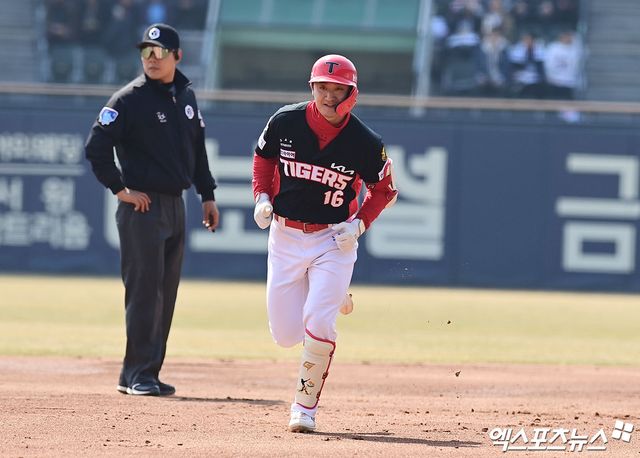 21일 오후 서울 송파구 잠실야구장에서 열린 '2026 신한 SOL Bank KBO리그 시범경기' KIA 타이거즈와 두산 베어스의 경기, 3회초 2사 KIA 윤도현이 두산 선발투수 최승용 상대로 솔로 홈런을 때려낸 뒤 베이스를 돌고 있다. 잠실, 박지영 기자