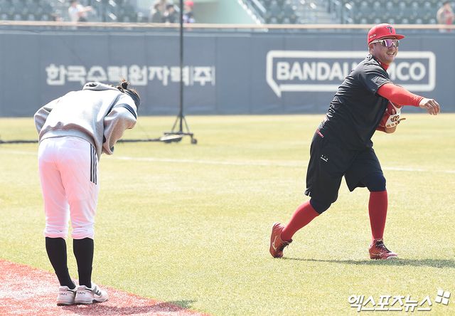 21일 오후 서울 송파구 잠실야구장에서 열리는 '2026 신한 SOL Bank KBO리그 시범경기' KIA 타이거즈와 두산 베어스의 경기에 앞서 두산 박찬호가 KIA 김태군에게 인사하고 있다. 잠실, 박지영 기자