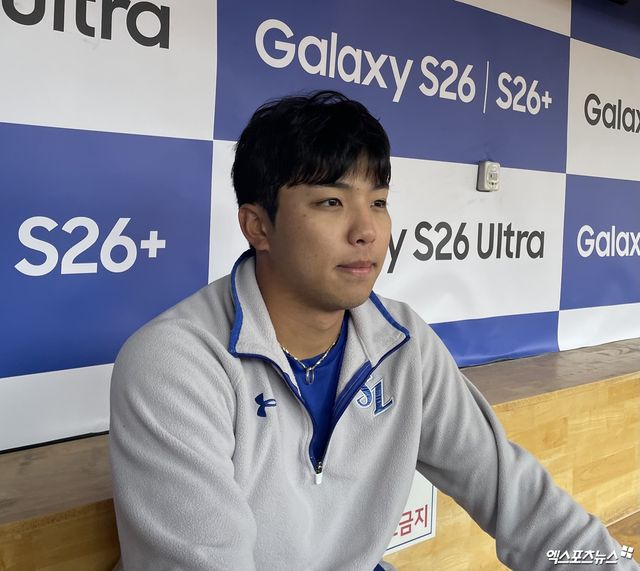 삼성 라이온즈 김영웅이 21일 대구삼성라이온즈파크에서 열리는 LG 트윈스와의 2026 KBO 시범경기 맞대결을 앞두고 취재진과 인터뷰에 응하고 있다. 대구, 김유민 기자