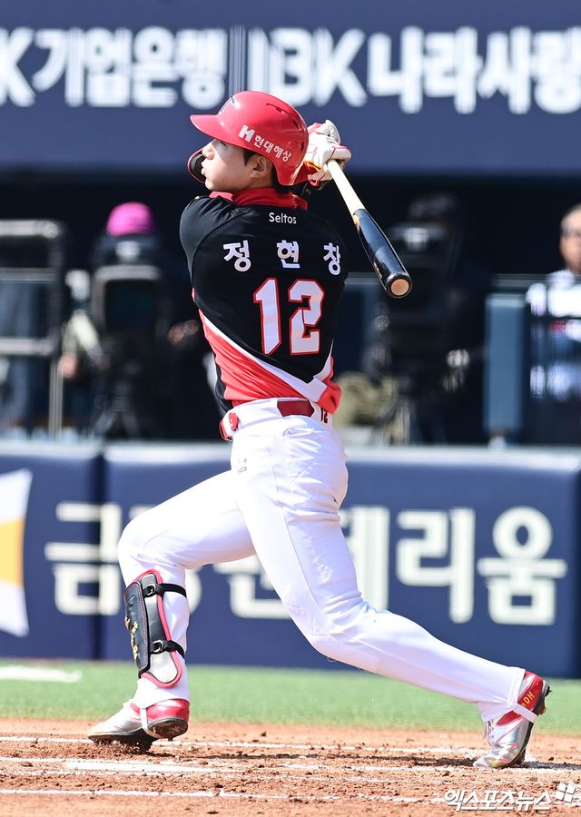 21일 오후 서울 송파구 잠실야구장에서 열린 '2026 신한 SOL Bank KBO리그 시범경기' KIA 타이거즈와 두산 베어스의 경기, 3회초 무사 1,2루 KIA 정현창이 두산 선발투수 최승용 상대로 스리런 홈런을 때려내고 있다. 잠실, 박지영 기자