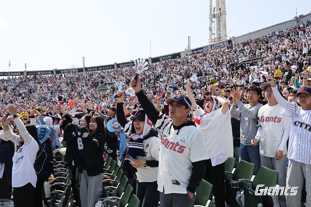 시범경기 우승이 보인다. 장단 16안타를 때린 롯데 자이언츠가 화력 싸움에서 한화 이글스를 압도하면서 2만에 가까운 관중이 운집한 사직구장 열기를 뜨겁게 달아 올렸다. 롯데는 21일 부산 사직야구장에서 2026 신한 SOL뱅크 KBO 시범경기 한화전을 치러 12-6으로 승리했다. 시범경기 6승2무1패를 기록한 롯데는 2위 두산 베어스(6승2패)와 경기 차를 벌리면서 시범경기 우승에 한 발짝 더 다가갔다. 이날 사직야구장에는 1만 8480명 관중이 입장했다. 롯데 자이언츠