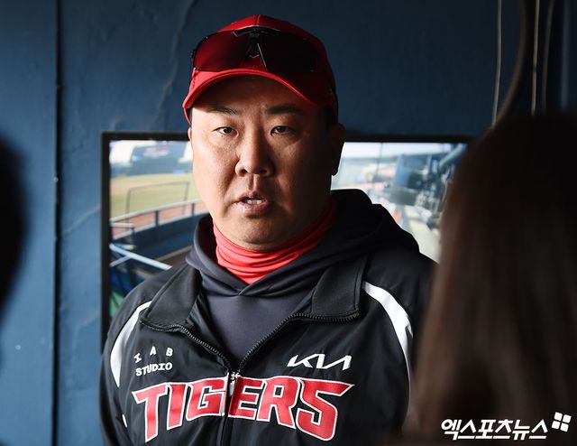 21일 오후 서울 송파구 잠실야구장에서 열리는 '2026 신한 SOL Bank KBO리그 시범경기' KIA 타이거즈와 두산 베어스의 경기에 앞서 KIA 이범호 감독이 취재진과 이야기를 나누고 있다. 잠실, 박지영 기자