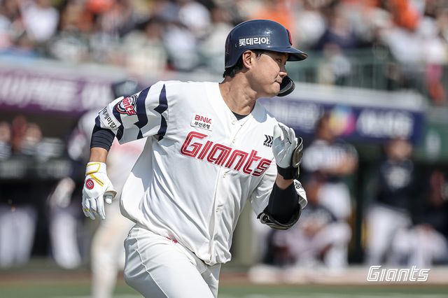 시범경기 우승이 보인다. 장단 16안타를 때린 롯데 자이언츠가 화력 싸움에서 한화 이글스를 압도하면서 2만에 가까운 관중이 운집한 사직구장 열기를 뜨겁게 달아 올렸다. 롯데는 21일 부산 사직야구장에서 2026 신한 SOL뱅크 KBO 시범경기 한화전을 치러 12-6으로 승리했다. 시범경기 6승2무1패를 기록한 롯데는 2위 두산 베어스(6승2패)와 경기 차를 벌리면서 시범경기 우승에 한 발짝 더 다가갔다. 이날 사직야구장에는 1만 8480명 관중이 입장했다. 롯데 자이언츠