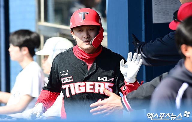 21일 오후 서울 송파구 잠실야구장에서 열린 '2026 신한 SOL Bank KBO리그 시범경기' KIA 타이거즈와 두산 베어스의 경기, 5회초 무사 KIA 선두타자 윤도현이 두산 최원준 상대로 솔로 홈런을 때려낸 뒤 더그아웃에서 동료들과 하이파이브를 나누고 있다. 잠실, 박지영 기자