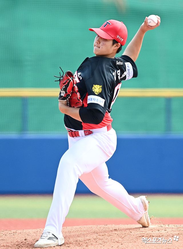 24일 일본 오키나와 카데나 구장에서 열린 KIA 타이거즈와 WBC 대표팀의 연습경기, 1말 KIA 선발투수 김태형이 공을 힘차게 던지고 있다. 엑스포츠뉴스 DB