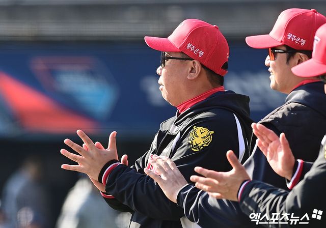 21일 오후 서울 송파구 잠실야구장에서 열린 '2026 신한 SOL Bank KBO리그 시범경기' KIA 타이거즈와 두산 베어스의 경기, KIA가 선발투수 네일의 5이닝 무실점 완벽투와 타선의 장단 14안타에 힘입어 11:6의 스코어로 승리하며 시범경기 4연패를 탈출했다. 경기 종료 후 KIA 이범호 감독이 선수들에게 박수를 보내고 있다. 잠실, 박지영 기자