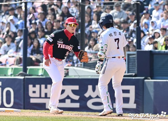 21일 오후 서울 송파구 잠실야구장에서 열린 '2026 신한 SOL Bank KBO리그 시범경기' KIA 타이거즈와 두산 베어스의 경기, 5회말 2사 두산 박찬호가 내야 땅볼을 때려낸 뒤 1루로 향하던 중 KIA 1루수 윤도현의 태그를 피하고 있다. 잠실, 박지영 기자