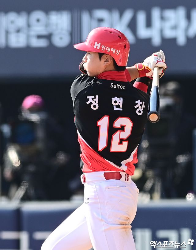 21일 오후 서울 송파구 잠실야구장에서 열린 '2026 신한 SOL Bank KBO리그 시범경기' KIA 타이거즈와 두산 베어스의 경기, 8회초 무사 1루 KIA 정현창이 안타를 때려내고 있다. 잠실, 박지영 기자