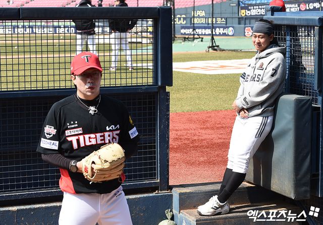 21일 오후 서울 송파구 잠실야구장에서 열리는 '2026 신한 SOL Bank KBO리그 시범경기' KIA 타이거즈와 두산 베어스의 경기에 앞서 두산 박찬호가 KIA 양현종의 불펜 피칭을 지켜보고 있다. 잠실, 박지영 기자