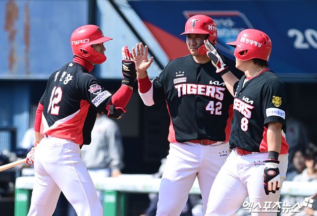 21일 오후 서울 송파구 잠실야구장에서 열린 '2026 신한 SOL Bank KBO리그 시범경기' KIA 타이거즈와 두산 베어스의 경기, 3회초 무사 1,2루 KIA 정현창이 두산 선발투수 최승용 상대로 스리런 홈런을 때려낸 뒤 홈에서 김태군, 이창진과 하이파이브를 나누고 있다. 잠실, 박지영 기자