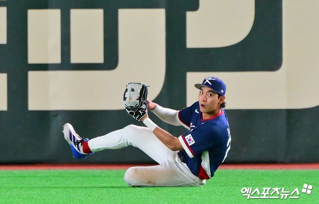 9일 오후 일본 도쿄돔에서 열린 2026 월드베이스볼클래식(WBC) C조 한국과 호주의 경기, 한국이 호주에 7:2로 승리하며 17년 만에 대회 2라운드 진출에 성공했다. 9회말 1사 1루 한국 이정후가 호주 윙그로브의 타구를 잡아내고 있다. 엑스포츠뉴스 DB