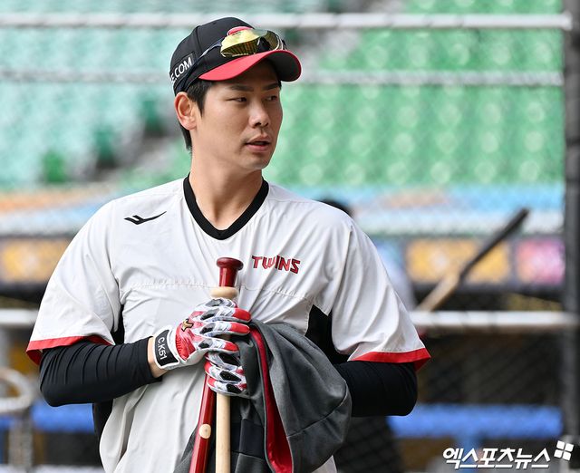 20일 오후 인천SSG랜더스필드에서 열리는 '2026 신한 SOL Bank KBO리그' LG 트윈스와 SSG 랜더스의 시범경기, LG 홍창기가 훈련에 임하고 있다. 인천, 김한준 기자