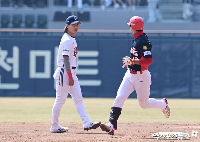 21일 오후 서울 송파구 잠실야구장에서 열린 '2026 신한 SOL Bank KBO리그 시범경기' KIA 타이거즈와 두산 베어스의 경기, 3회초 무사 1,2루 KIA 정현창이 두산 선발투수 최승용 상대로 스리런 홈런을 때려낸 뒤 베이스를 돌며 두산 유격수 박찬호와 이야기를 나누고 있다. 잠실, 박지영 기자