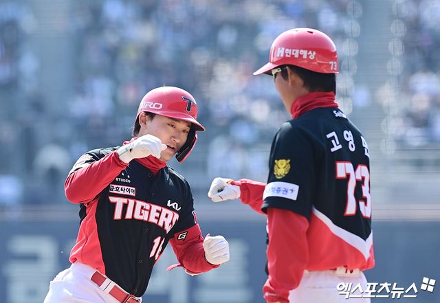 21일 오후 서울 송파구 잠실야구장에서 열린 '2026 신한 SOL Bank KBO리그 시범경기' KIA 타이거즈와 두산 베어스의 경기, 5회초 무사 KIA 선두타자 윤도현이 두산 최원준 상대로 솔로 홈런을 때려낸 뒤 베이스를 돌고 있다. 잠실, 박지영 기자