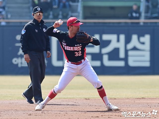 21일 오후 서울 송파구 잠실야구장에서 열린 '2026 신한 SOL Bank KBO리그 시범경기' KIA 타이거즈와 두산 베어스의 경기, 2회말 2사 2루 KIA 유격수 데일이 두산 박지훈의 내야 땅볼 타구를 수비하고 있다. 엑스포츠뉴스 DB
