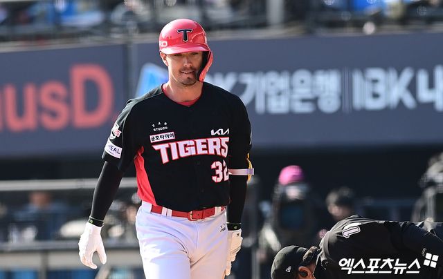 21일 오후 서울 송파구 잠실야구장에서 열린 '2026 신한 SOL Bank KBO리그 시범경기' KIA 타이거즈와 두산 베어스의 경기, 8회초 무사 1,2루 KIA 데일이 번트를 시도했으나 파울 플라이 타구가 되며 두산 포수 윤준호에게 아웃된 뒤 더그아웃으로 향하고 있다. 엑스포츠뉴스 DB