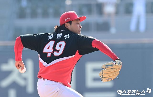 21일 오후 서울 송파구 잠실야구장에서 열린 '2026 신한 SOL Bank KBO리그 시범경기' KIA 타이거즈와 두산 베어스의 경기, 8회말 KIA 김범수가 역투하고 있다. 엑스포츠뉴스 DB