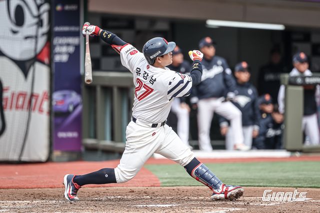 롯데 자이언츠가 또 막강한 팀 타선 화력을 뽐내며 한화 이글스를 연이틀 꺾었다. 롯데는 22일 부산 사직야구장에서 2026 신한 SOL뱅크 KBO 시범경기 한화전을 치러 10-6으로 승리했다. 이날 사직야구장엔 총 2만 360명의 관중이 입장했다. 이날 승리로 롯데는 시범경기 7승2무1패로 2위 두산 베어스(6승1무3패)와 1.5경기 차 단독 1위를 굳건히 지켰다. 롯데는 오는 23일과 24일 열리는 마지막 시범경기 일정인 문학 SSG 랜더스전에서 1승을 거둔다면 2022시즌 이후 4년 만에 시범경기 1위를 확정한다. 롯데 자이언츠