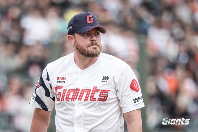 롯데 자이언츠가 또 막강한 팀 타선 화력을 뽐내며 한화 이글스를 연이틀 꺾었다. 롯데는 22일 부산 사직야구장에서 2026 신한 SOL뱅크 KBO 시범경기 한화전을 치러 10-6으로 승리했다. 이날 사직야구장엔 총 2만 360명의 관중이 입장했다. 이날 승리로 롯데는 시범경기 7승2무1패로 2위 두산 베어스(6승1무3패)와 1.5경기 차 단독 1위를 굳건히 지켰다. 롯데는 오는 23일과 24일 열리는 마지막 시범경기 일정인 문학 SSG 랜더스전에서 1승을 거둔다면 2022시즌 이후 4년 만에 시범경기 1위를 확정한다. 롯데 자이언츠