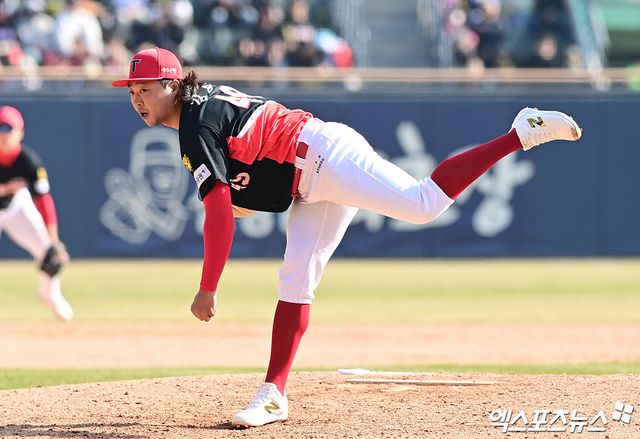 21일 오후 서울 송파구 잠실야구장에서 열린 '2026 신한 SOL Bank KBO리그 시범경기' KIA 타이거즈와 두산 베어스의 경기, 8회말 KIA 김범수가 역투하고 있다. 엑스포츠뉴스 DB