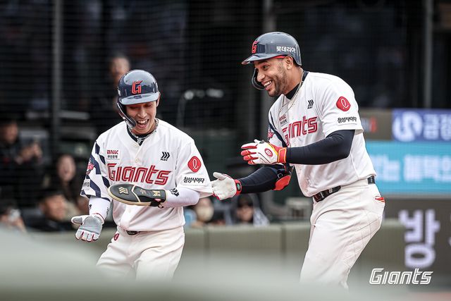 롯데 자이언츠가 또 막강한 팀 타선 화력을 뽐내며 한화 이글스를 연이틀 꺾었다. 롯데는 22일 부산 사직야구장에서 2026 신한 SOL뱅크 KBO 시범경기 한화전을 치러 10-6으로 승리했다. 이날 사직야구장엔 총 2만 360명의 관중이 입장했다. 이날 승리로 롯데는 시범경기 7승2무1패로 2위 두산 베어스(6승1무3패)와 1.5경기 차 단독 1위를 굳건히 지켰다. 롯데는 오는 23일과 24일 열리는 마지막 시범경기 일정인 문학 SSG 랜더스전에서 1승을 거둔다면 2022시즌 이후 4년 만에 시범경기 1위를 확정한다. 롯데 자이언츠