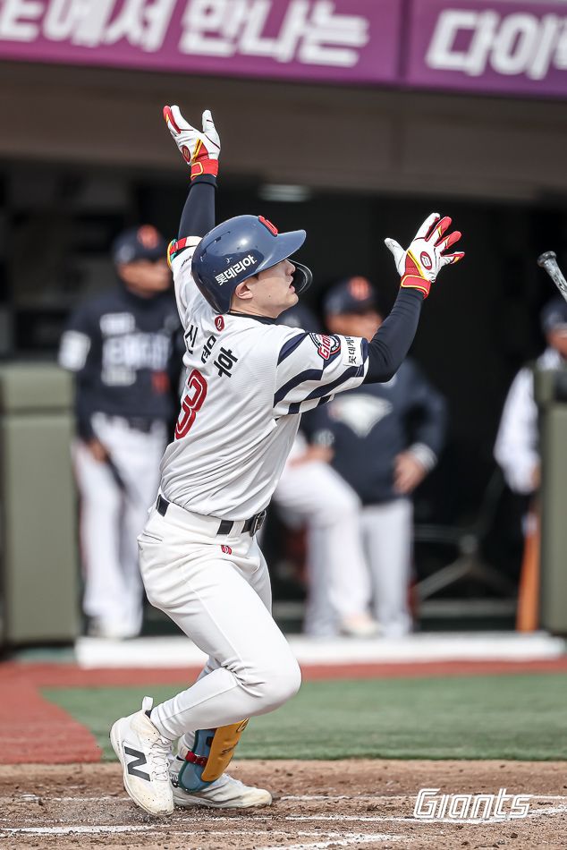 롯데 자이언츠가 또 막강한 팀 타선 화력을 뽐내며 한화 이글스를 연이틀 꺾었다. 롯데는 22일 부산 사직야구장에서 2026 신한 SOL뱅크 KBO 시범경기 한화전을 치러 10-6으로 승리했다. 이날 사직야구장엔 총 2만 360명의 관중이 입장했다. 이날 승리로 롯데는 시범경기 7승2무1패로 2위 두산 베어스(6승1무3패)와 1.5경기 차 단독 1위를 굳건히 지켰다. 롯데는 오는 23일과 24일 열리는 마지막 시범경기 일정인 문학 SSG 랜더스전에서 1승을 거둔다면 2022시즌 이후 4년 만에 시범경기 1위를 확정한다. 롯데 자이언츠