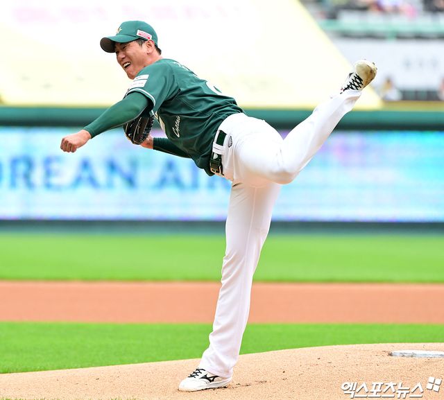 SSG 랜더스 김광현이 3월 말 일본 나고야 소재 병원에서 수술을 받는다. 김광현은 좌측 어깨 후방부위 골극 소견으로 약 2주간 재활 프로그램을 진행했고, 고민 끝에 수술을 결정했다. 엑스포츠뉴스 DB