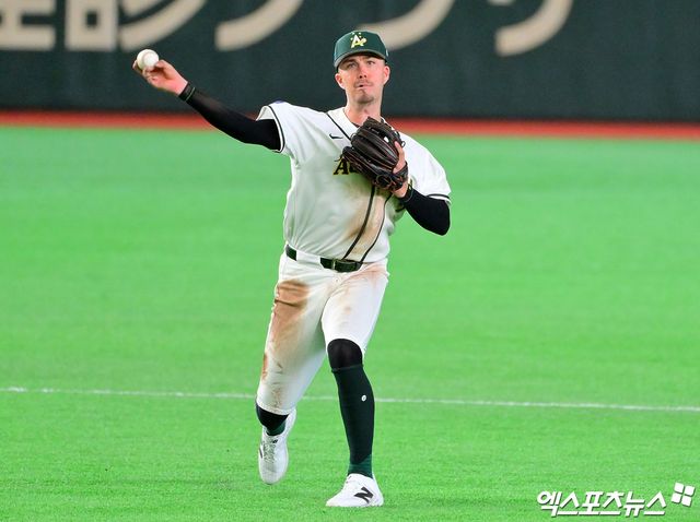 5일 오후 일본 도쿄돔에서 열린 2026 월드베이스볼클래식(WBC) C조 대만과 호주의 경기, 5회초 2사 호주 데일이 타구를 처리하고 있다. 엑스포츠뉴스 DB