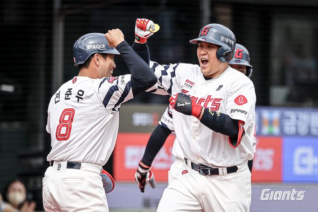 롯데 자이언츠가 또 막강한 팀 타선 화력을 뽐내며 한화 이글스를 연이틀 꺾었다. 롯데는 22일 부산 사직야구장에서 2026 신한 SOL뱅크 KBO 시범경기 한화전을 치러 10-6으로 승리했다. 이날 사직야구장엔 총 2만 360명의 관중이 입장했다. 이날 승리로 롯데는 시범경기 7승2무1패로 2위 두산 베어스(6승1무3패)와 1.5경기 차 단독 1위를 굳건히 지켰다. 롯데는 오는 23일과 24일 열리는 마지막 시범경기 일정인 문학 SSG 랜더스전에서 1승을 거둔다면 2022시즌 이후 4년 만에 시범경기 1위를 확정한다. 롯데 자이언츠