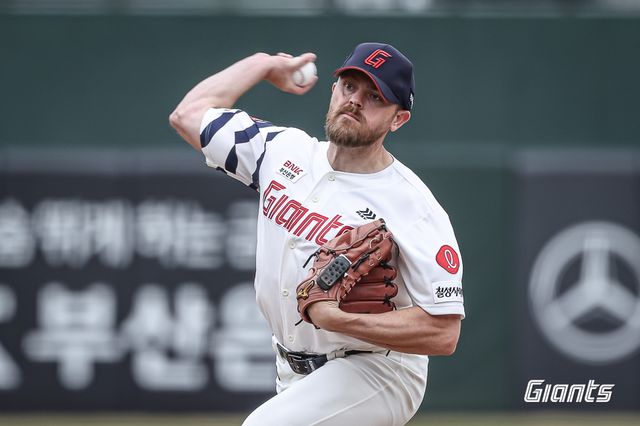 롯데 자이언츠가 또 막강한 팀 타선 화력을 뽐내며 한화 이글스를 연이틀 꺾었다. 롯데는 22일 부산 사직야구장에서 2026 신한 SOL뱅크 KBO 시범경기 한화전을 치러 10-6으로 승리했다. 이날 사직야구장엔 총 2만 360명의 관중이 입장했다. 이날 승리로 롯데는 시범경기 7승2무1패로 2위 두산 베어스(6승1무3패)와 1.5경기 차 단독 1위를 굳건히 지켰다. 롯데는 오는 23일과 24일 열리는 마지막 시범경기 일정인 문학 SSG 랜더스전에서 1승을 거둔다면 2022시즌 이후 4년 만에 시범경기 1위를 확정한다. 롯데 자이언츠