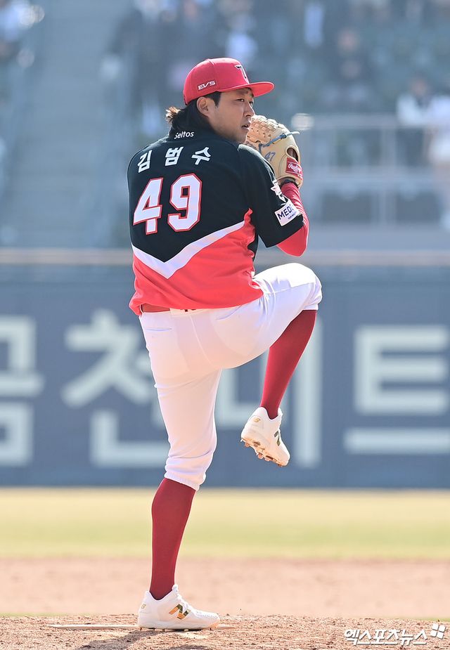 21일 오후 서울 송파구 잠실야구장에서 열린 '2026 신한 SOL Bank KBO리그 시범경기' KIA 타이거즈와 두산 베어스의 경기, 8회말 KIA 김범수가 역투하고 있다. 엑스포츠뉴스 DB