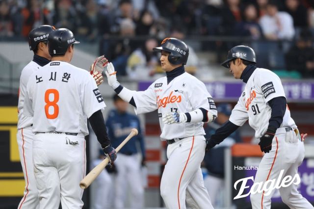 한화 이글스 포수 최재훈(오른쪽 두 번째)이 23일 대전 한화생명 볼파크에서 열린 2026 KBO 시범경기 NC 다이노스전에서 멀티 홈런을 기록, 팀 승리를 이끌었다. 사진 한화 이글스