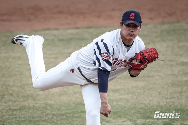 정규시즌 개막을 앞두고 기대 이상의 전력을 뽐내고 있는 롯데 자이언츠가 SSG 랜더스를 꺾고 역대 시범경기 13번째 1위 자리에 올랐다. 롯데는 23일 인천 SSG랜더스필드에서 2026 신한 SOL뱅크 KBO 시범경기 SSG전을 치러 5-2로 승리했다. 이날 승리로 시범경기 8승2무1패를 기록한 남은 한 경기 결과와 상관 없이 1위를 확정했다. 롯데는 역대 시범경기에서 1986년부터 시작해 최근 2022년까지 12차례 1위(양대리그 포함)에 올랐다. 이 가운데 1992년과 1999년(양대리그)엔 정규시즌 1위에 오르기도 했다. 롯데 자이언츠