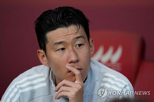 홍명보 한국 축구 국가대표팀 감독이 2026 국제축구연맹(FIFA) 북중미 월드컵 전 마지막 실전 점검을 위해 유럽으로 향했다. 이번 A매치 기간 동안 해결해야 할 가장 큰 숙제는 주장 손흥민(LAFC)의 올해 첫 필드골이다. 손흥민이 올 시즌 공식전에서 기록한 유일한 골은 페널티킥 골뿐이다. 필드골은 아직 없다. 최근 공식전 8경기 연속 득점 실패다. 손흥민의 올해 첫 필드골이 A매치에서 터질 수 있을지, 이를 바탕으로 월드컵 전까지 득점 감각을 유지할 수 있을지 관심이 집중된다. 연합뉴스