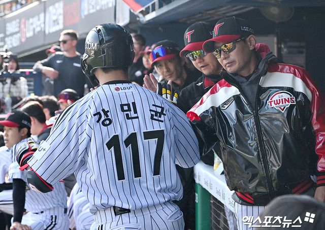 23일 오후 서울 송파구 잠실야구장에서 열린 '2026 신한 SOL Bank KBO리그' 키움 히어로즈와 LG 트윈스의 시범경기, 7회말 2사 LG 강민균이 솔로 홈런을 날린 후 염경엽 감독과 하이파이브를 하고 있다. 엑스포츠뉴스 DB