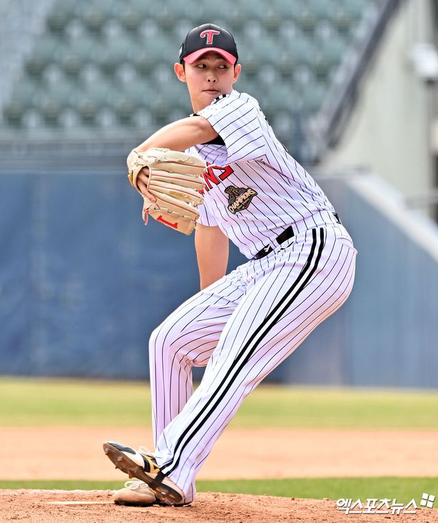 24일 오후 서울 송파구 잠실야구장에서 열린 '2026 신한 SOL Bank KBO리그' 키움 히어로즈와 LG 트윈스의 시범경기, 9회초 LG 김영우가 공을 힘차게 던지고 있다. 잠실, 김한준 기자
