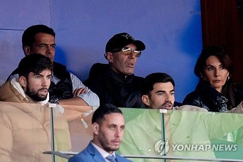 프랑스 매체 RMC 스포츠가 지난 23일(한국시간) 지단이 디디에 데샹의 후임으로 프랑스 축구 대표팀 감독으로 부임할 거라고 보도했다.지단은 2021년 여름 레알 마드리드 2기를 끝낸 뒤, 지금까지 휴식을 취하고 있다. 그는 레알에서만 두 차례 감독직을 맡았으며 여기에서 수많은 트로피를 들어 올렸다.&nbsp;연합뉴스