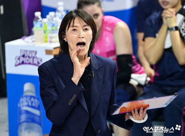 10일 오후 인천 부평구 삼산월드체육관 열린 '진에어 2025-2026 V-리그' 흥국생명과 IBK기업은행의 경기, 흥국생명 요시하라 감독이 작전지시를 하고 있다. 엑스포츠뉴스 DB