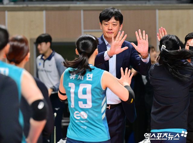 6일 오후 서울 장충체육관에서 열린 '진에어 2025-2026 V-리그' GS칼텍스와 페퍼저축은행의 경기, GS칼텍스가 페퍼저축은행에 세트스코어 3:2(25-27 25-18 19-25 25-18 17-15)로 승리했다. 이날 경기에서 승리한 GS칼텍스 이영택 감독이 선수들과 하이파이브를 하고 있다. 엑스포츠뉴스 DB