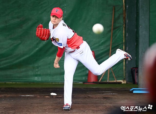 25일 일본 오키나와 킨 구장에서 진행된 KIA 타이거즈의 2차 스프링캠프, KIA 최지민이 불펜 피칭을 하고 있다. 엑스포츠뉴스 DB