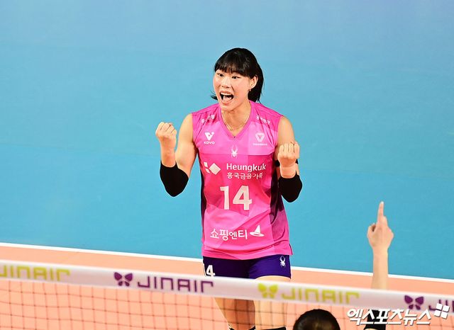 3일 오후 인천 부평구 삼산월드체육관 열린 '진에어 2025-2026 V-리그' 흥국생명과 한국도로공사의 경기, 흥국생명 요시하라 토모코 감독이 작전타임을 갖고 있다. 엑스포츠뉴스 DB