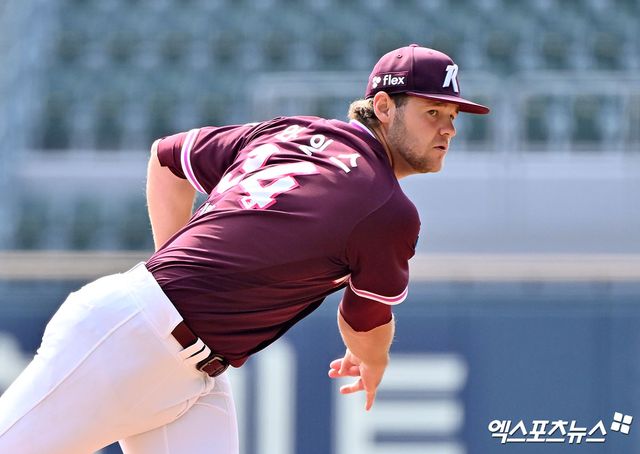 24일 오후 서울 송파구 잠실야구장에서 열린 '2026 신한 SOL Bank KBO리그' 키움 히어로즈와 LG 트윈스의 시범경기, 1회말 키움 와일스가 공을 힘차게 던지고 있다. 잠실, 김한준 기자