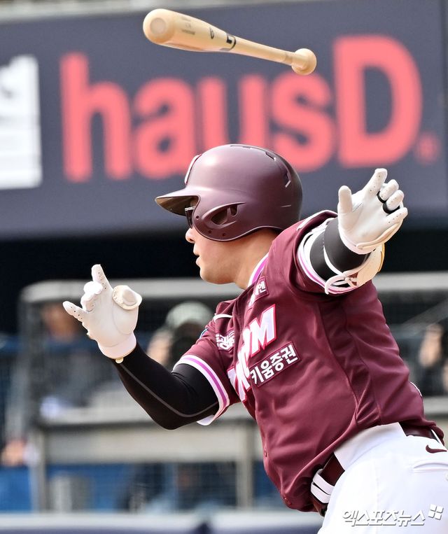 24일 오후 서울 송파구 잠실야구장에서 열린 '2026 신한 SOL Bank KBO리그' 키움 히어로즈와 LG 트윈스의 시범경기, 4회초 2사 만루 키움 안치홍이 2타점 적시타를 날리고 있다. 잠실, 김한준 기자