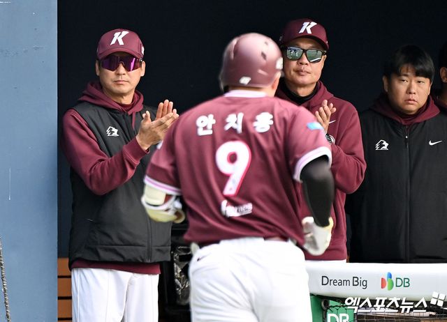 24일 오후 서울 송파구 잠실야구장에서 열린 '2026 신한 SOL Bank KBO리그' 키움 히어로즈와 LG 트윈스의 시범경기, 1회초 무사 1루 키움 설종진 감독이 투런 홈런을 날린 안치홍에게 박수를 보내고 있다. 잠실, 김한준 기자