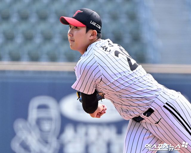 24일 오후 서울 송파구 잠실야구장에서 열린 '2026 신한 SOL Bank KBO리그' 키움 히어로즈와 LG 트윈스의 시범경기, 1회초 LG 손주영이 공을 힘차게 던지고 있다. 잠실, 김한준 기자