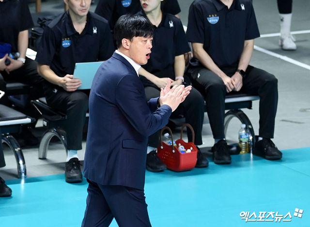 20일 오후 서울 장충체육관에서 열린 '진에어 2025-2026 V-리그' GS칼텍스와 정관장의 경기, GS칼텍스 이영택 감독이 선수들을 격려하고 있다. 엑스포츠뉴스 DB