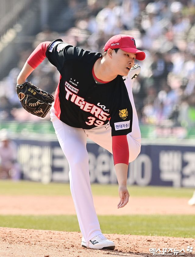 21일 오후 서울 송파구 잠실야구장에서 열린 '2026 신한 SOL Bank KBO리그 시범경기' KIA 타이거즈와 두산 베어스의 경기, 6회말 KIA 최지민이 역투하고 있다. 엑스포츠뉴스 DB